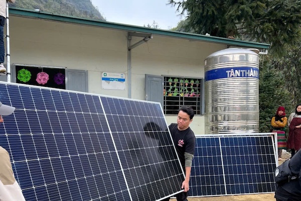 The pink Smile Club in Da Nang and electricity projects for people in the highlands. Photo: Hoang Liem