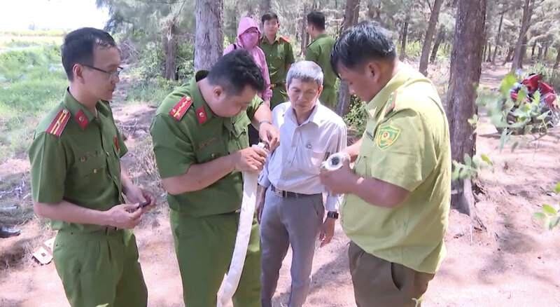 The risk of forest fires is lurking from cooking while camping. Photo: Hoang Loc