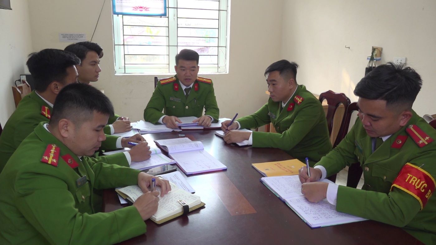 Cong an xa Lung Cao, huyen Ba Thuoc (Thanh Hoa) hop giao ban, trien khai cong viec tai dia phuong. Anh: Quach Du