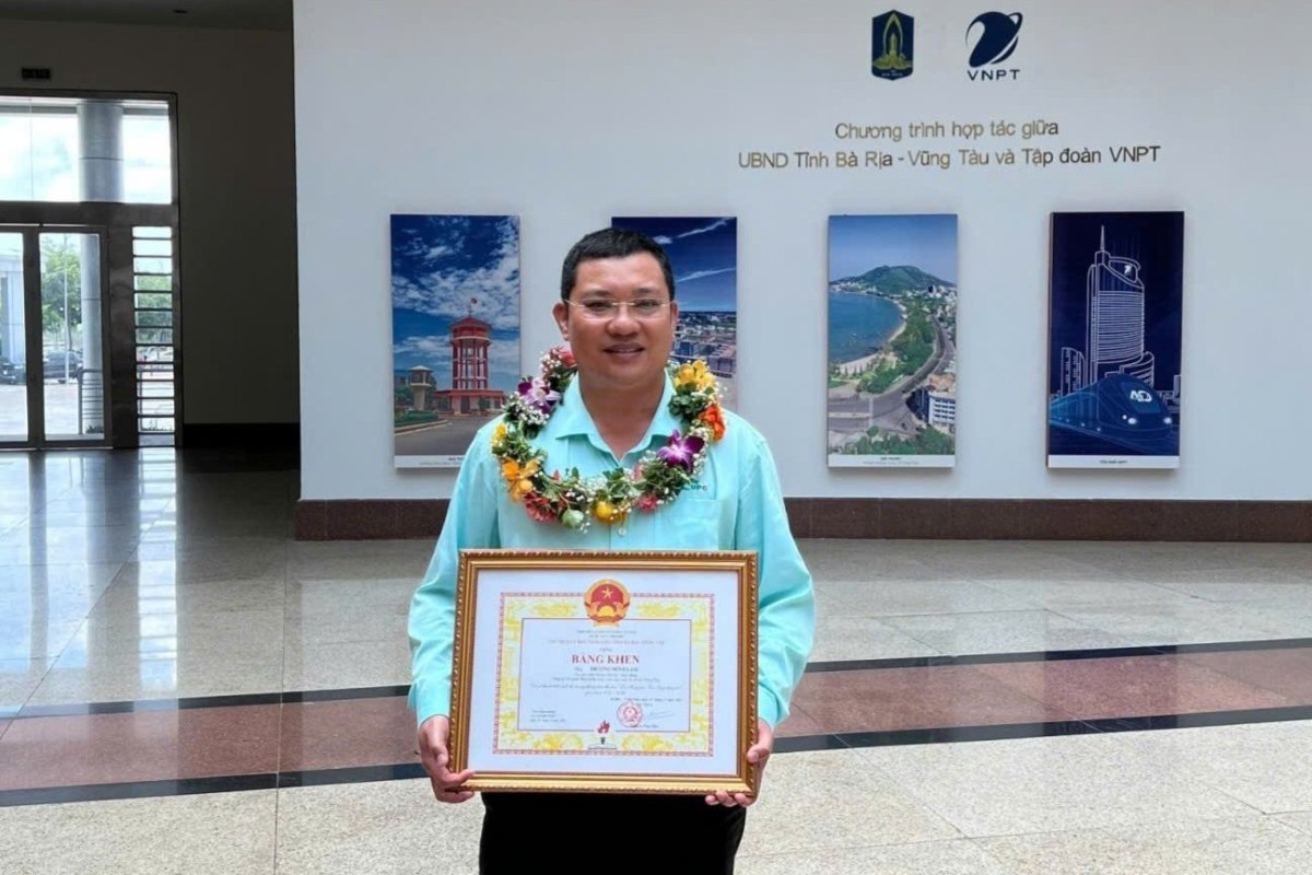 Anh Trương Minh Lâm vinh dự nhận bằng khen vì có nhiều sáng kiến thiết thực trong lao động sản xuất. Ảnh: Thành An