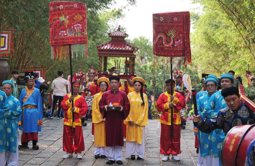 Hang nghin nguoi dan TPHCM dang le vua Hung ngay Gio To Hung Vuong. Anh: Anh Tu