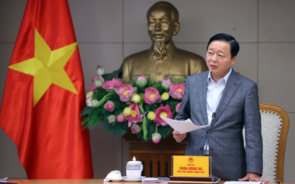 Member of the Party Central Committee, Deputy Prime Minister Tran Hong Ha chaired a meeting to listen to reports and give opinions on regulations on reducing greenhouse gas emissions and protecting the oxygen layer. Photo: VGP