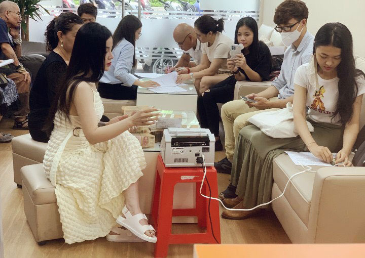 People complete notary procedures at a notary office in Hanoi. Photo: An Vi