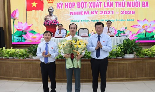 Bí thư Tỉnh ủy Đồng Tháp Lê Quốc Phong (phải) và Phó Bí thư Thường trực Phan Văn Thắng tặng hoa chúc mừng ông Trần Trí Quang được bầu giữ chức Chủ tịch UBND tỉnh Đồng Tháp. Ảnh: VGP/Hữu Chung