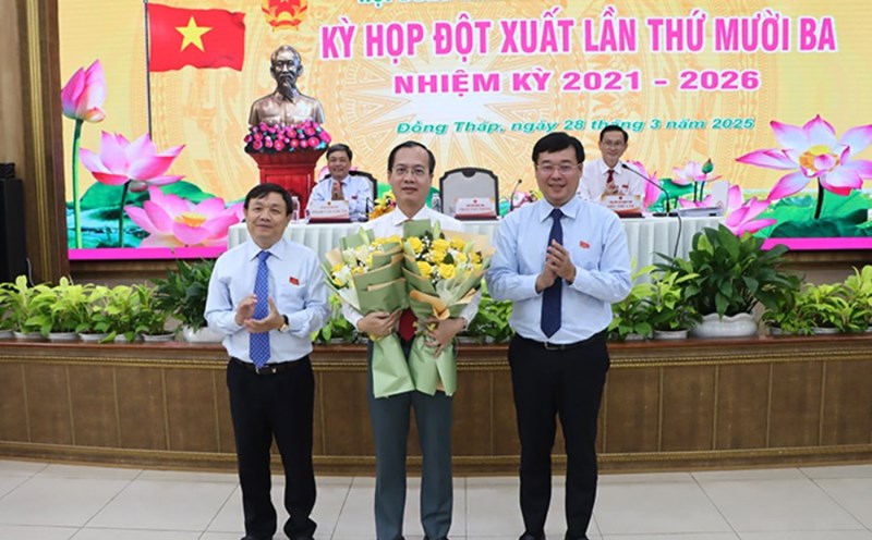 Dong Thap Provincial Party Secretary Le Quoc Phong (right) and Permanent Deputy Secretary Phan Van Thang presented flowers to congratulate Mr. Tran Tri Quang on being elected as Chairman of the Dong Thap Provincial People's Committee. Photo: VGP/ Huu Chung