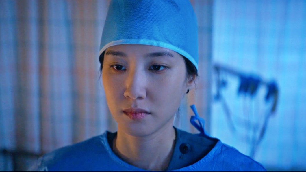 Park Eun Bin made an impressive comeback as a doctor. Photo cut from episode 2 of Hyper Knife