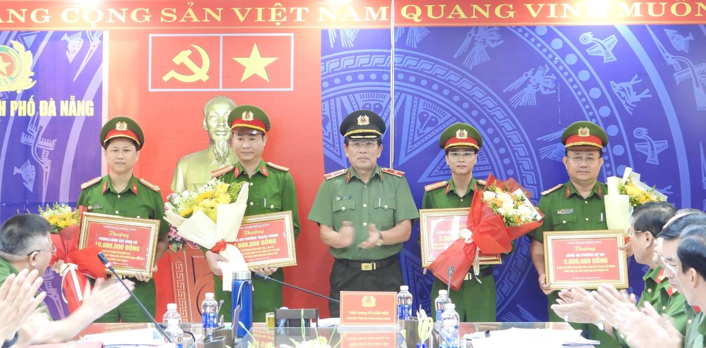 Major General Vu Xuan Vien - Director of Da Nang Police - presented awards to the units. Photo: Bao Ngoc
