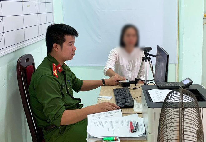 Người dân thuận lợi trong việc thực hiện các thủ tục hành chính, dịch vụ công trực tuyến khi được phân cấp về Công an xã. Ảnh minh họa: Công an TP Hà Nội