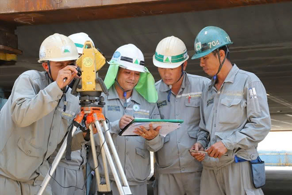 Workers at HD Hyundai Vietnam Shipbuilding Co., Ltd. (Khanh Hoa) receive regular training on labor safety. Photo: Thai Vu