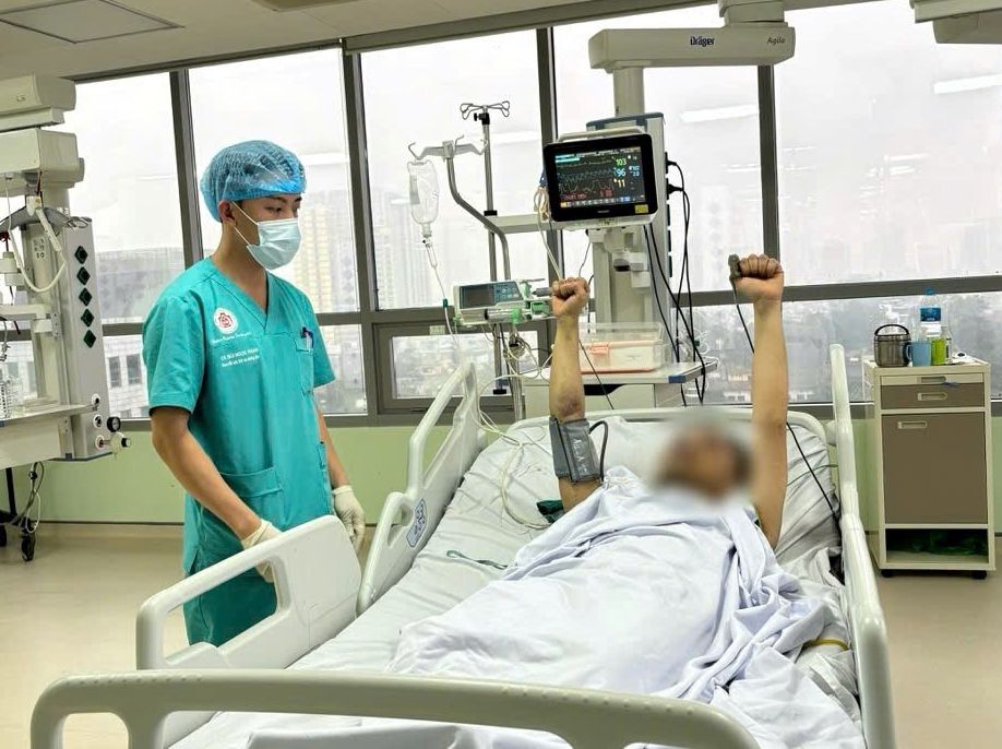 The doctor instructed the patient to exercise early in bed after recovering consciousness after an unsuccessful suicide. Photo: BVCC