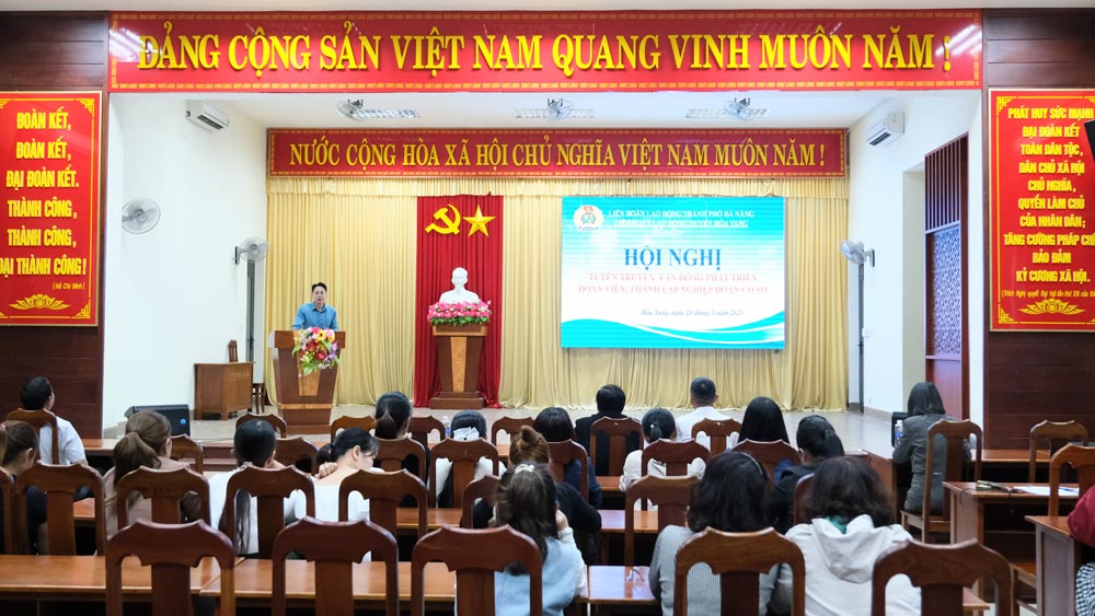 Hoa Vang District Labor Federation, Da Nang propagates and mobilizes workers in non-public preschools in the area to participate in the Trade Union organization. Photo: Tra Van