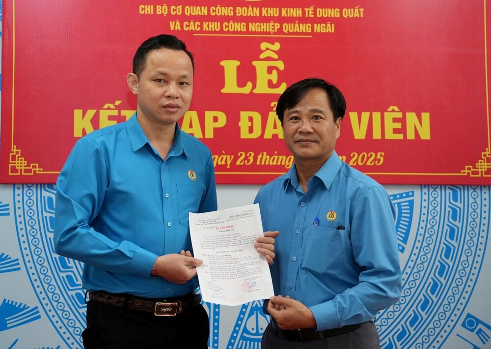 Mr. Pham Thai Duong - Chairman of the Dung Quat Economic Zone and Industrial Zones Trade Union of Quang Ngai province (right) - presented the decision to admit party members to Mr. Le Huu Son (42 years old) - the outstanding general union of Millennium Furniture Company Limited. Photo: Quang Nguyen
