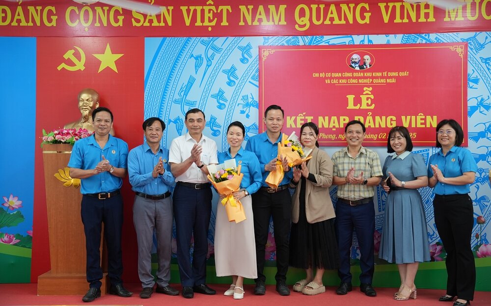 Ông Trần Đại Thắng - Phó Chủ tịch Liên đoàn Lao động tỉnh Quảng Ngãi (thứ 3 từ trái sang) cùng lãnh đạo Công đoàn Khu kinh tế Dung Quất và các Khu công nghiệp tỉnh tặng hoa, chúc mừng các đảng viên mới được kết nạp. Ảnh: Quang Nguyễn.