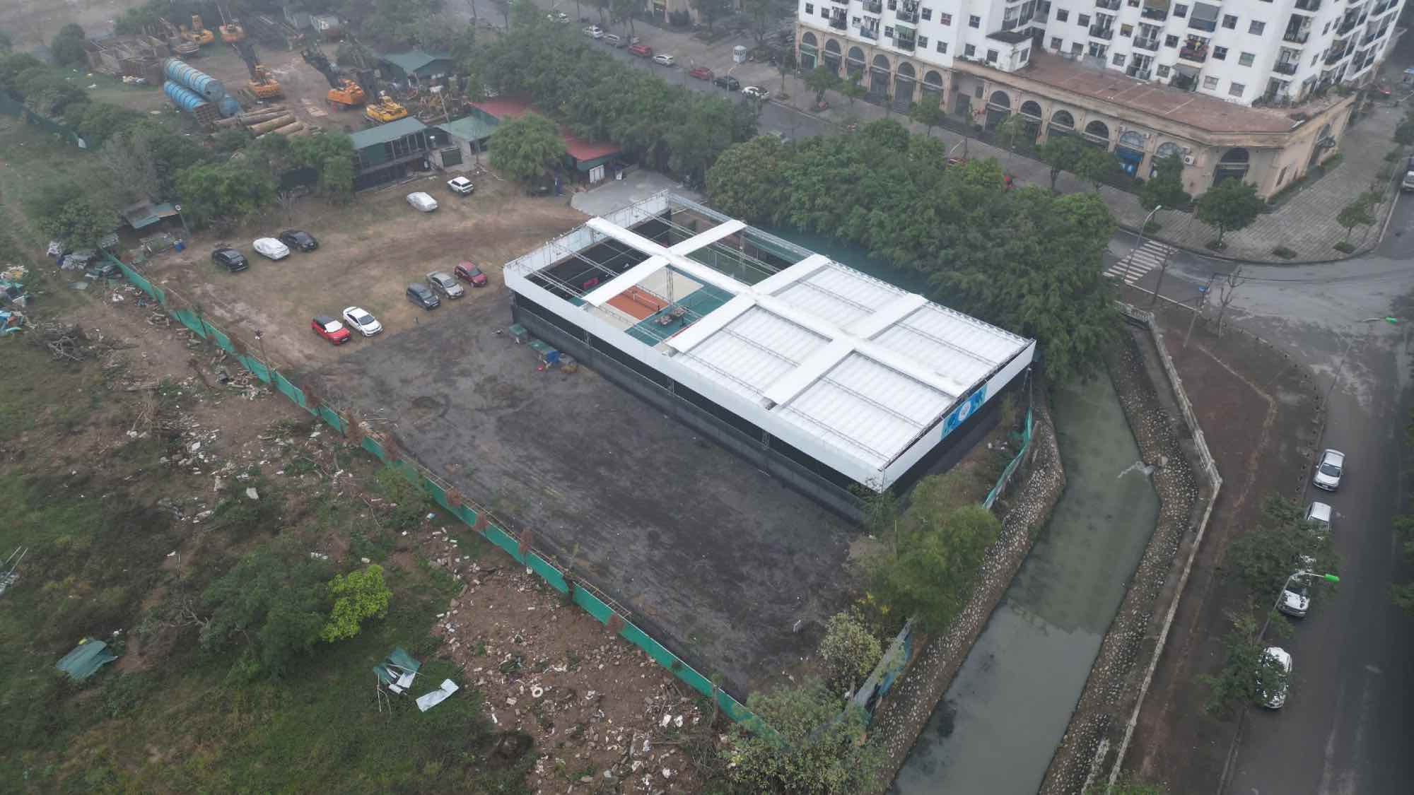 Sân pickleball khu vực ao Cửa Chùa, phường Phúc Lợi, quận Long Biên, TP Hà Nội xây dựng trên đất công, không qua đấu giá, đe dọa an toàn đường ống xăng dầu. Ảnh: PV