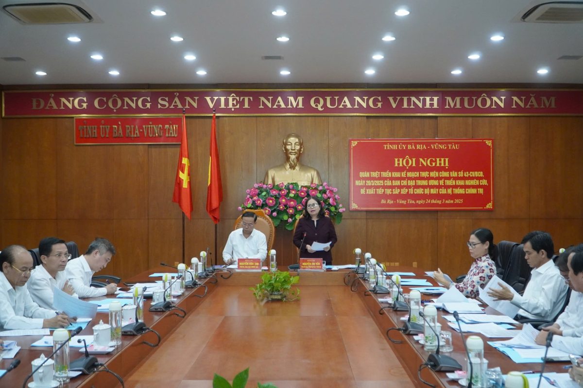 Ms. Nguyen Thi Yen - Deputy Secretary of the Ba Ria - Vung Tau Provincial Party Committee - spoke at the conference on organizing the arrangement of the apparatus of the political system. Photo: Thanh An