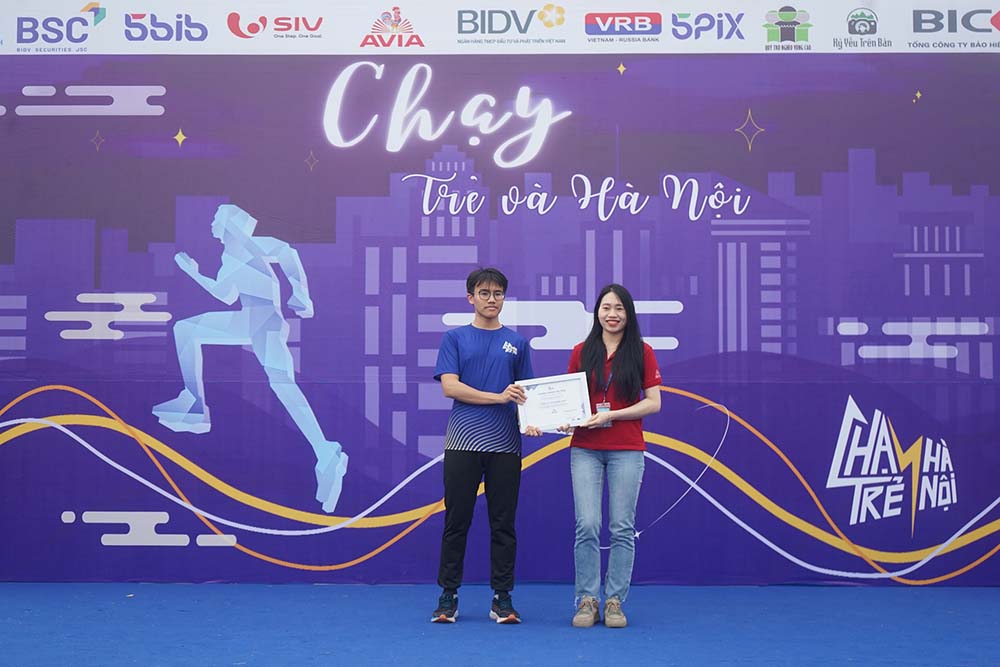 The race to raise funds for poor students in Hanoi attracted nearly 1,000 participants. Photo: Organizing Committee