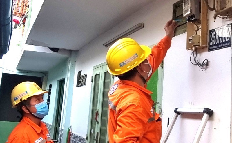 The salary of employees in State-owned enterprises is paid according to their position or job, associated with labor productivity and the contribution of each person to production and business results. Photo: Nam Duong