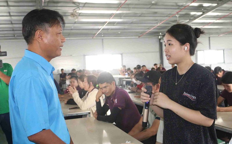 Propagating labor laws, trade unions, and transportation to workers. Photo: Trung Dung