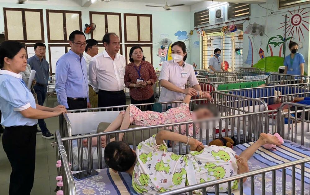 The Ho Chi Minh City Department of Health surveyed the current status of health care for disabled children at the Thi Nghe Center for the Protection of Disabled and Orphaned Children. Photo: Provided by the Ho Chi Minh City Department of Health