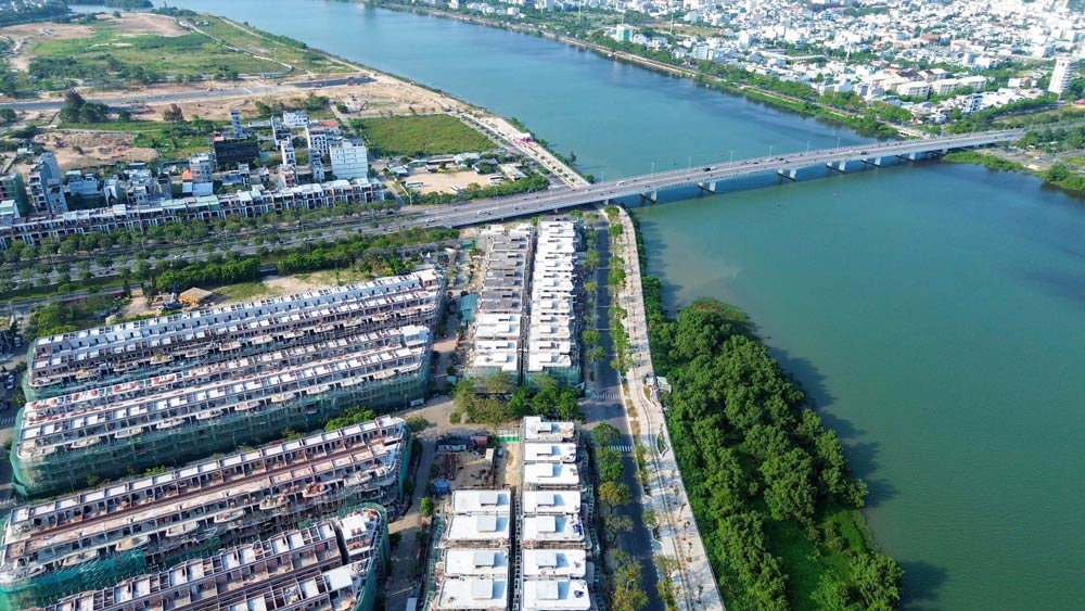 The sidewalk along the Thang Long road in Da Nang has a bicycle path with a stone foundation, a walking path paved with natural stone, stone benches, a reclining platform, exercise equipment... Photo: Hai Dinh