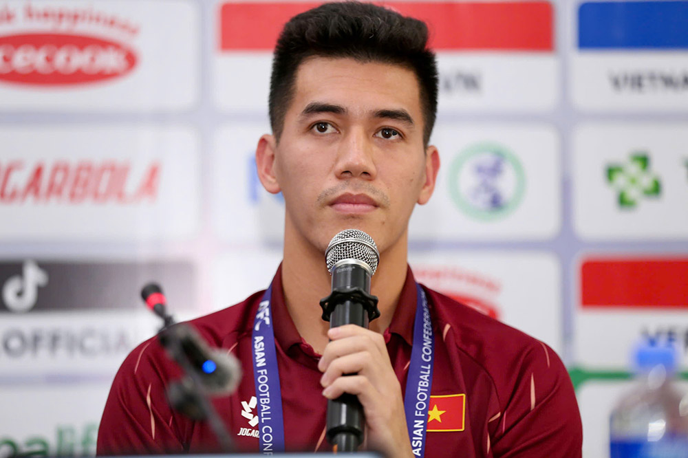 Striker Nguyen Tien Linh attended a press conference before the match with the Laos team on the afternoon of March 24. Photo: Thanh Vu