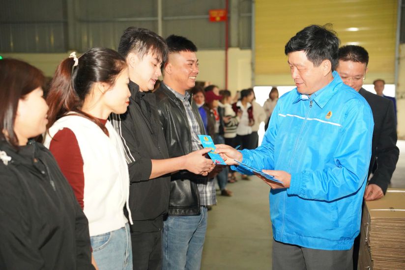 Mr. Kha Van Tam - Member of the Executive Committee of the Vietnam General Confederation of Labor, Member of the Provincial Party Committee, Chairman of the Nghe An Provincial Federation of Labor - presented gifts to union members and workers. Photo: Quang Dai