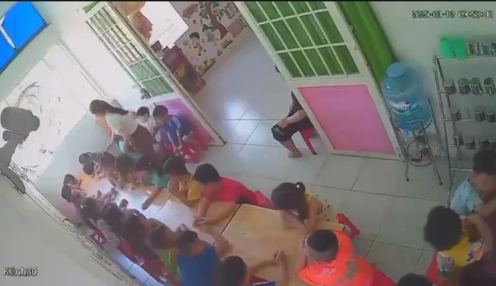 Many videos posted on social networks recorded a scene of a teacher beating a student at a kindergarten in Phu Quoc City. Photo from video clip