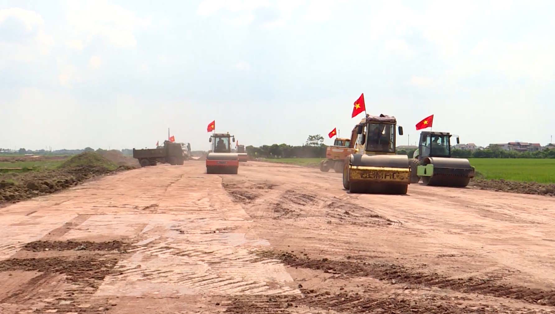 Construction site of the Ring Road 4 - Capital Region project through Bac Ninh province. Photo: Van Truong