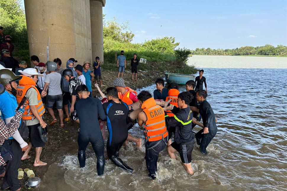 Ninh Thuan provincial authorities brought the bodies of two young women who jumped off a bridge to commit suicide to shore to hand over to their families for funeral arrangements. Photo: Hai Long