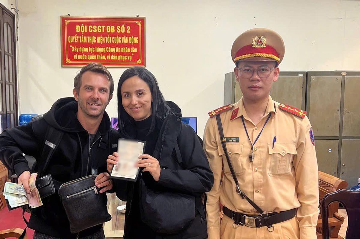 The two tourists were happy to receive their lost property from the Traffic Police of Quang Ninh Province. Photo: Quang Ninh Police