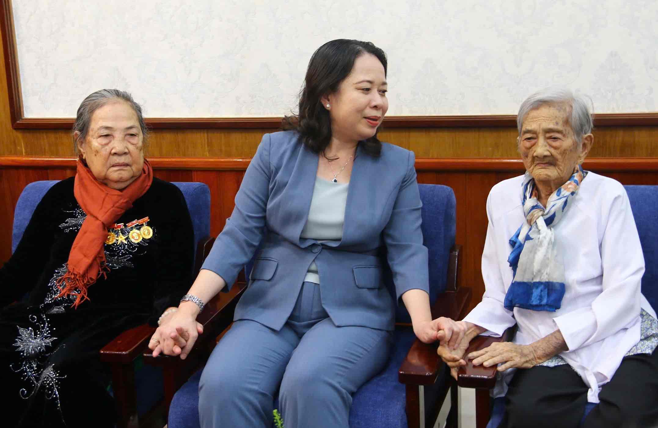 Vice President Vo Thi Anh Xuan visited Vietnamese Heroic Mothers in Xuan Loc district, Dong Nai province. Photo: HAC