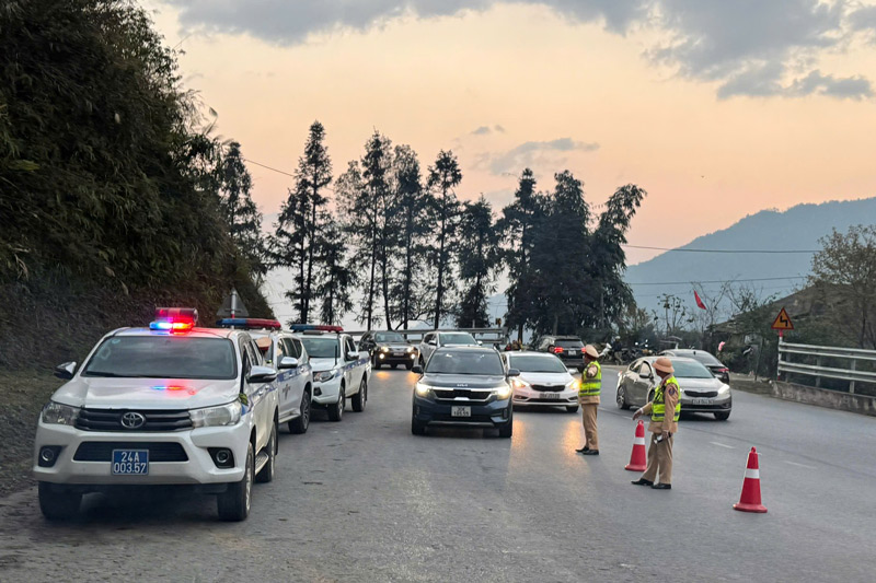 Lực lượng cảnh sát giao thông Lào Cai kiểm tra nồng độ cồn các lái xe. Ảnh: Phạm Bằng