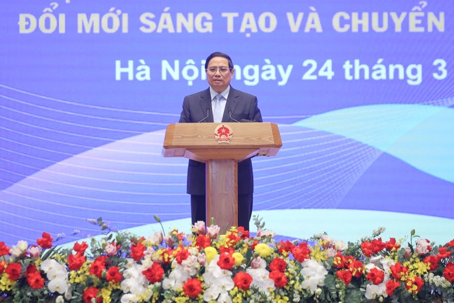 Politburo member and Prime Minister Pham Minh Chinh praised singer Hoa Minzy's MV Bac Bling for attracting a record number of viewers. Photo: VGP