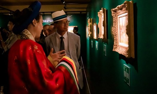 Du khách thưởng thức triển lãm tranh của vua Hàm Nghi tại Huế