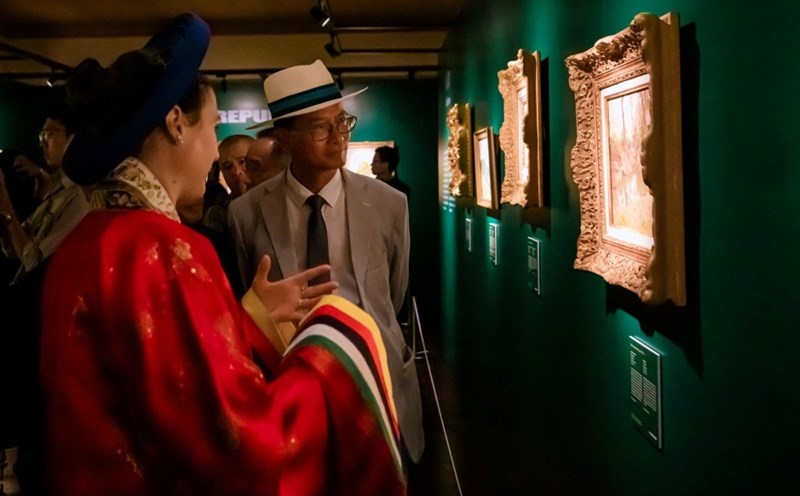 Tourists enjoy the painting exhibition of King Ham Nghi in Hue