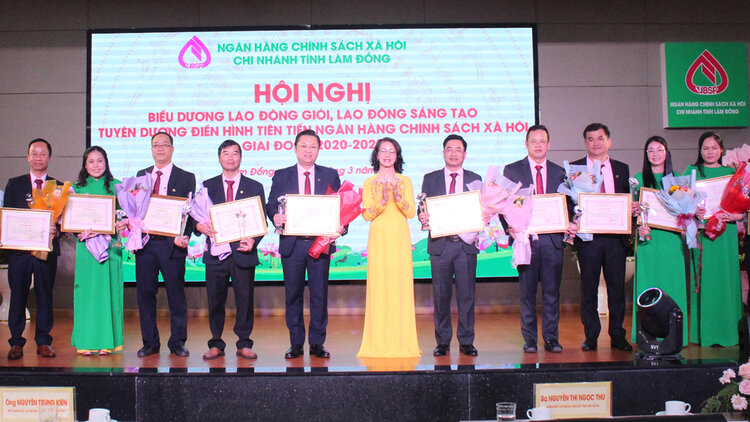 Lam Dong Province Social Policy Bank Branch commended 8 collectives and 66 typical advanced individuals in the period of 2020 - 2025. Photo: Diep Quynh