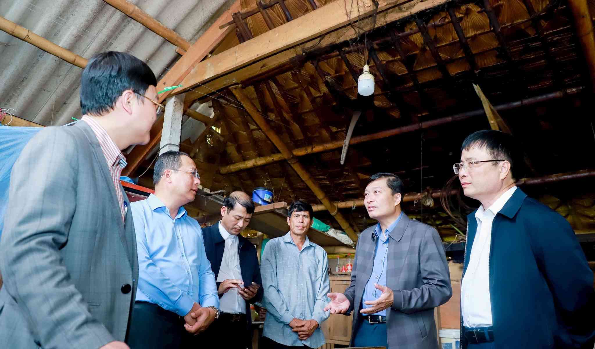 Chairman of Nghe An Provincial People's Committee Le Hong Vinh inspected the construction of houses for the poor in Yen Khe commune, Con Cuong district. Photo: Thanh Duy