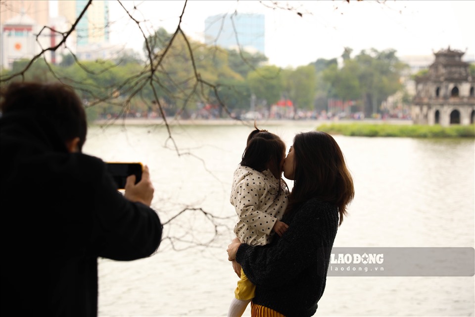 Hanoi weather forecast is hotter than 30 degrees Celsius before receiving a cold front this weekend. Photo: Tuan Anh