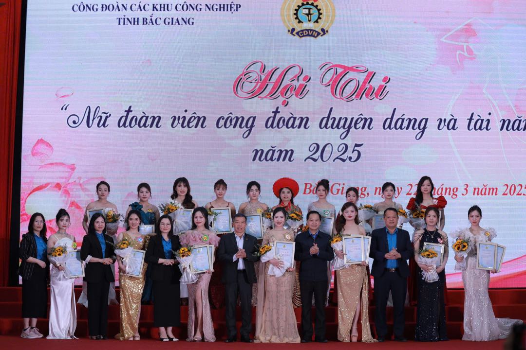 The Organizing Committee took a souvenir photo with female union members participating in the contest. Photo: Trade Union of Industrial Parks in Bac Giang province
