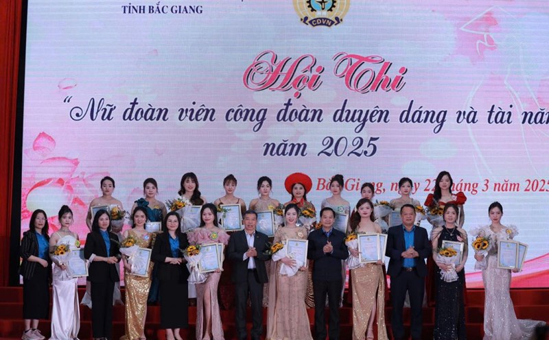 The Organizing Committee took a souvenir photo with female union members participating in the contest. Photo: Trade Union of Industrial Parks in Bac Giang province