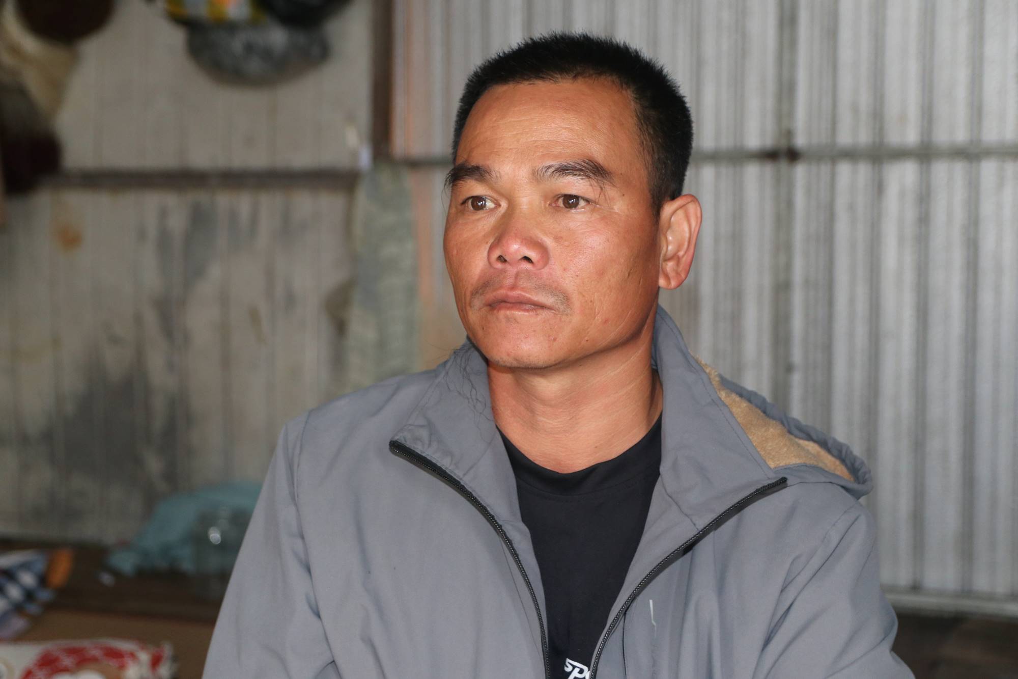 Mr. Vo Van Meo talks about the hard life of his whole family when living next to the riverbank. Photo: Phuc Dat