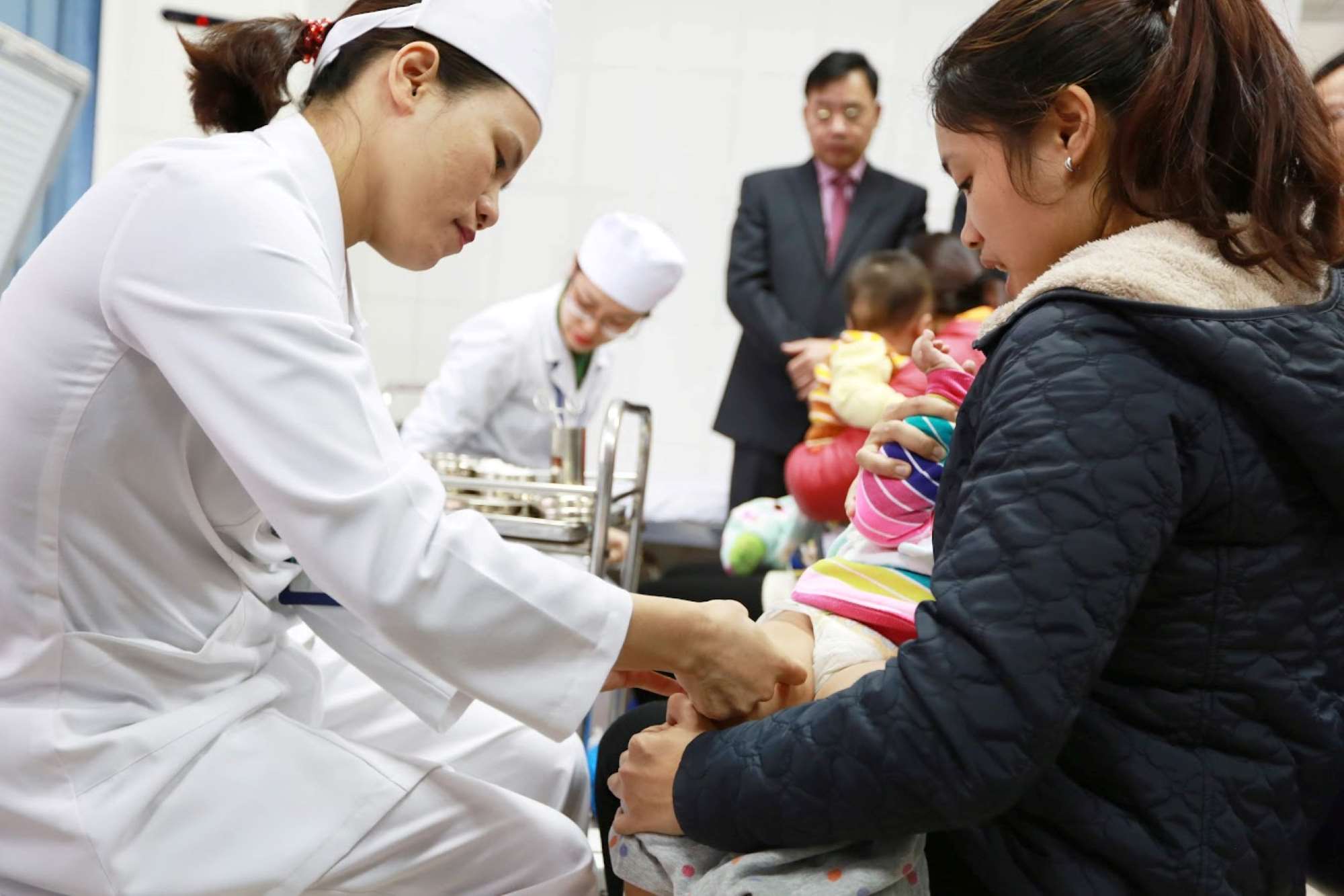 Vaccination for children in the face of the complicated developments of the measles epidemic. Photo: Hai Nguyen