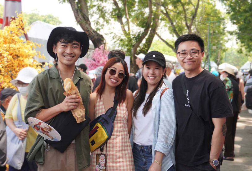 International visitors enjoy Vietnamese banh mi. Photo: Ngoc Anh