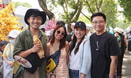 Khách quốc tế thưởng thức bánh mì Việt Nam. Ảnh: Ngọc Ánh