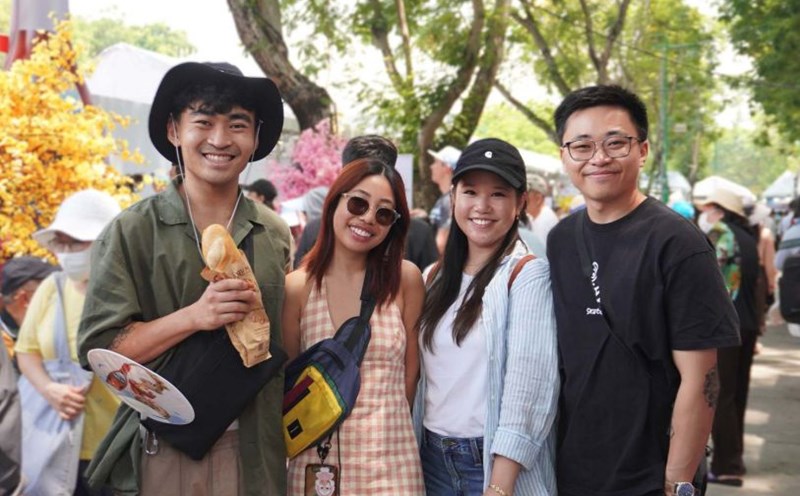 International visitors enjoy Vietnamese banh mi. Photo: Ngoc Anh