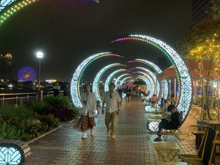 Tourists walking around Da Nang at night. Photo: Y Yen