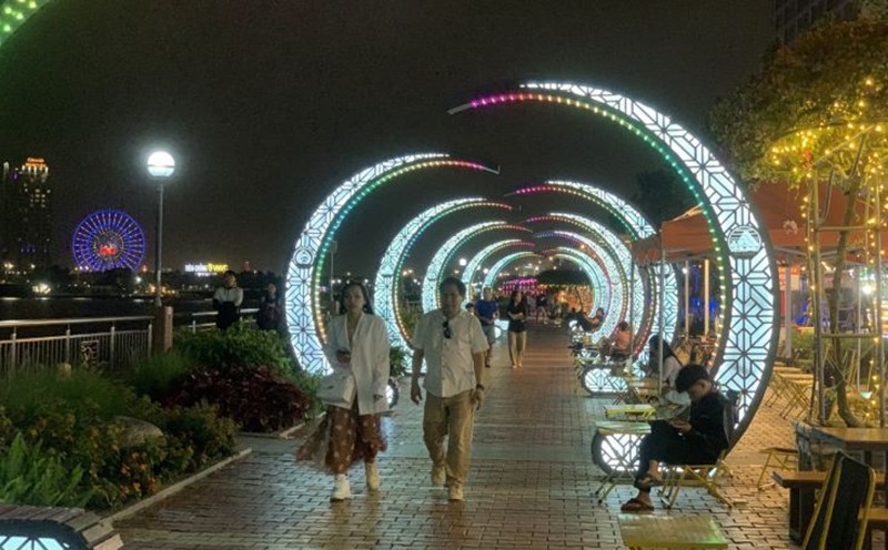 Tourists walking around Da Nang at night. Photo: Y Yen