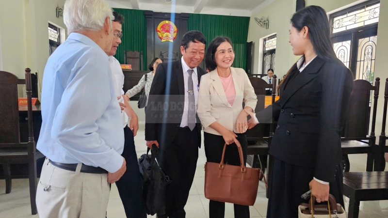 Ms. Ng's joy after being won a 2 billion VND lottery lawsuit by the People's Court of Huong Thuy town (Hue). Photo: Phuc Dat