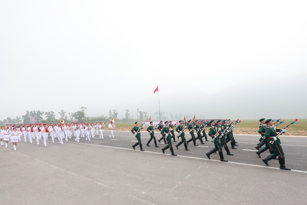 Trước khi bắt đầu đội hình diễu binh, diễu hành là màn xếp hình nghệ thuật với chủ đề “Đất nước trọn niềm vui”. Ảnh: Hải Nguyễn