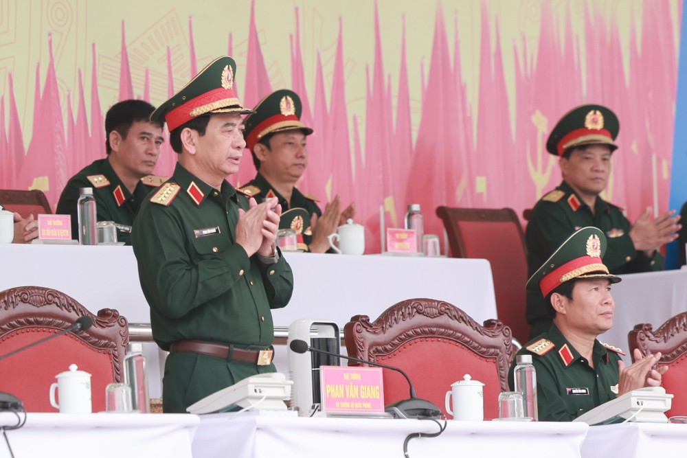 Le général Phan Van Giang, secrétaire adjoint de la Commission militaire centrale et ministre de la Défense nationale, a présidé l'inspection de la session de formation conjointe. Photo : Hai Nguyen